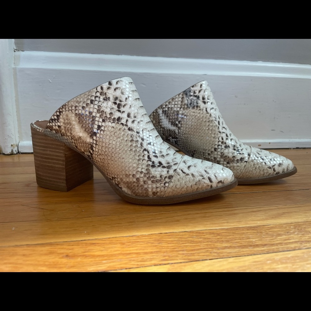 Report Tatum snake skin mules (size 8.5)